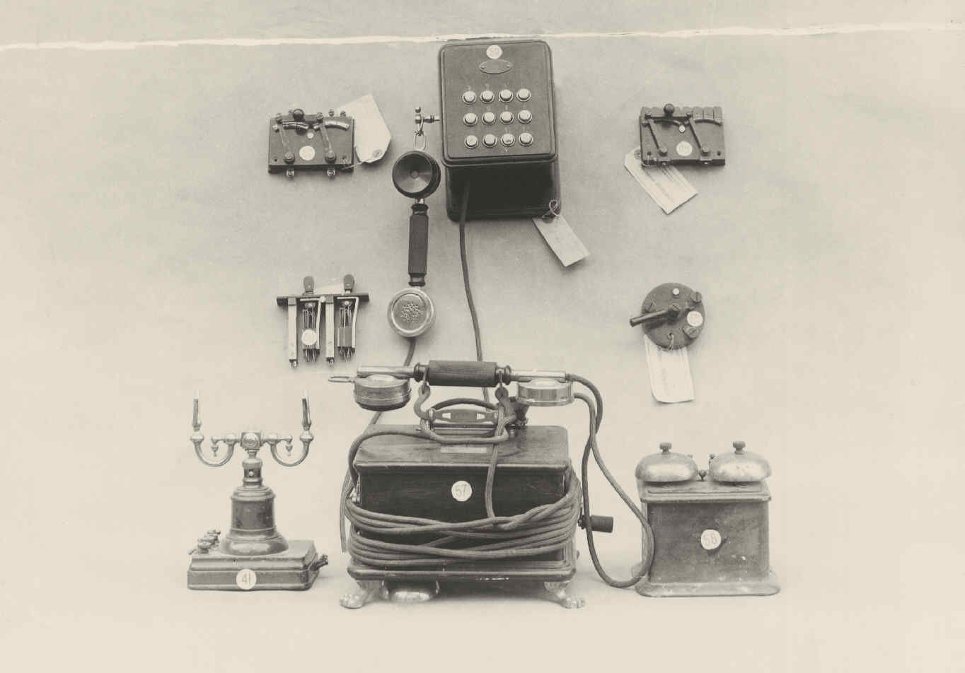 Distintas piezas teléfono antiguo
