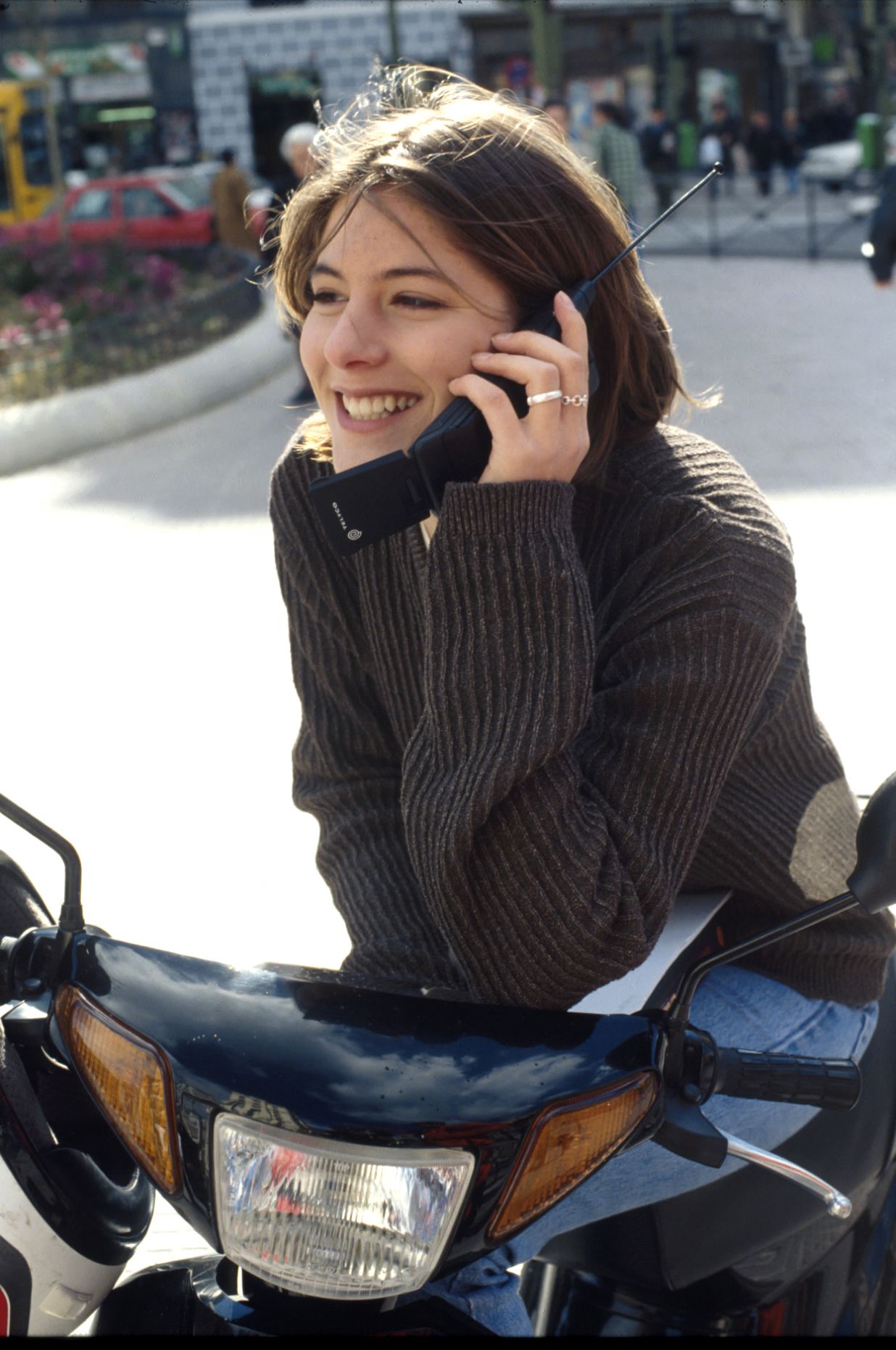 Chica moto móvil