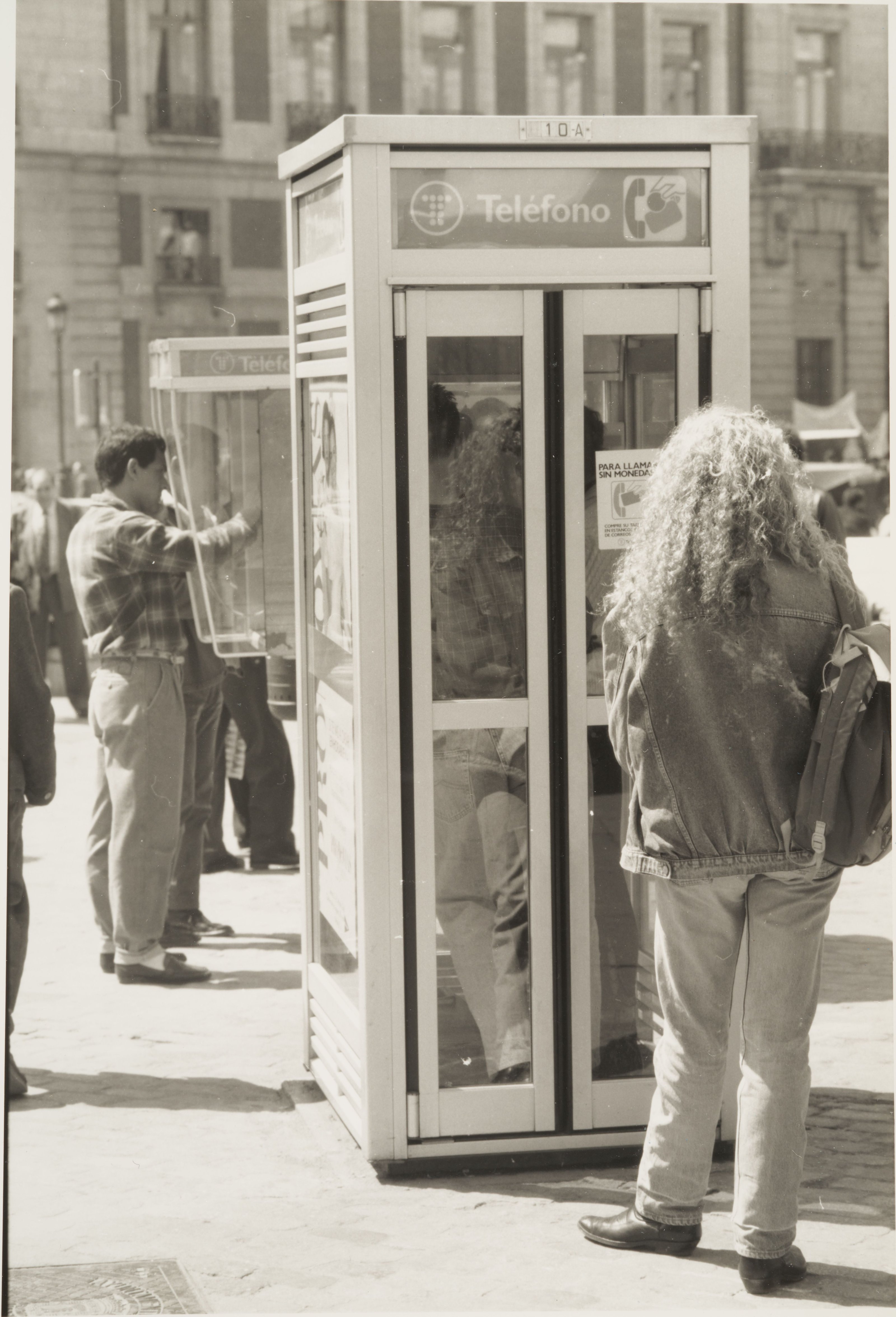 Colas en las cabinas telefónicas de la Puerta del Sol
