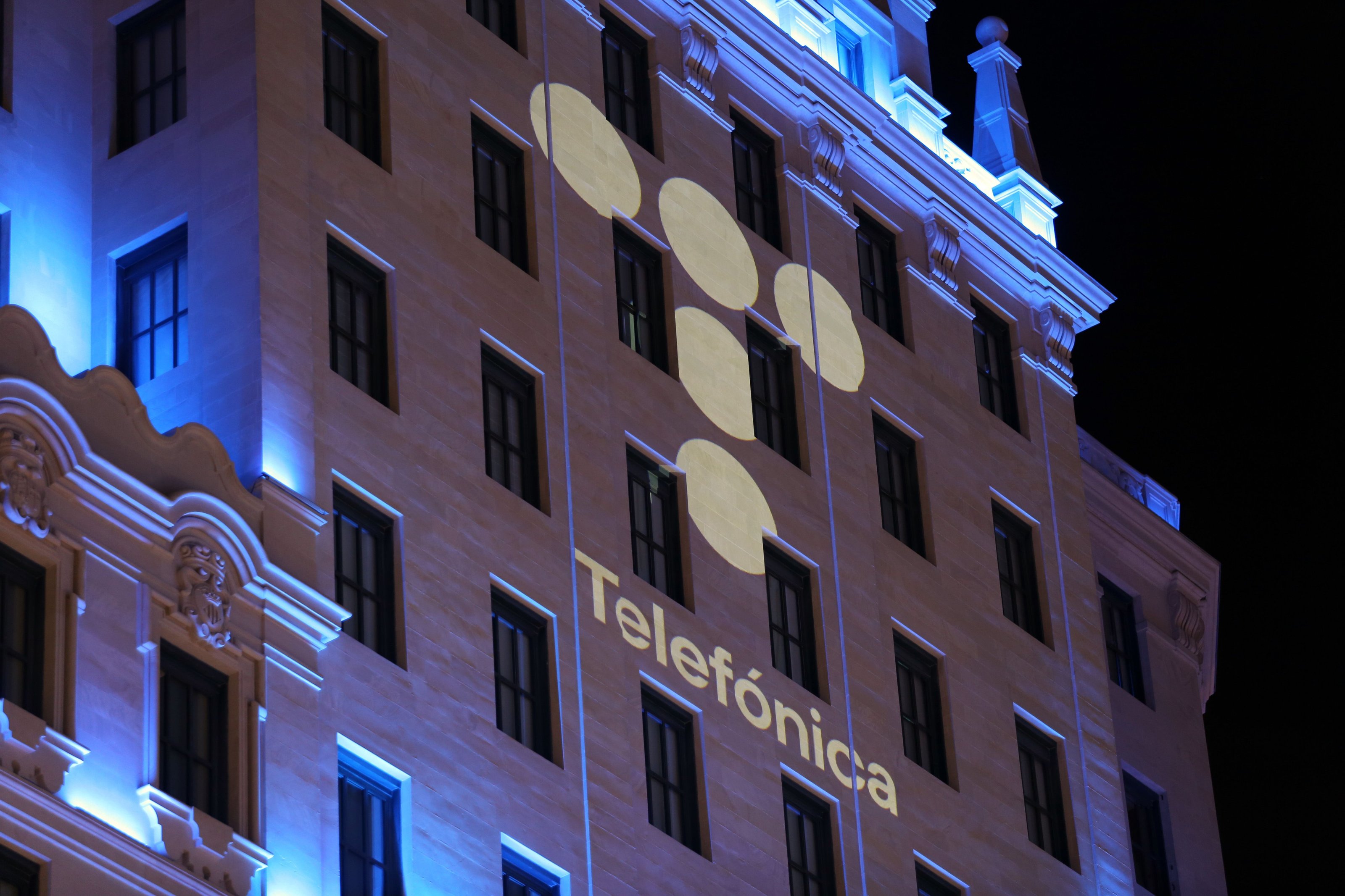 Edificio Gran Vía 28 con nuevo logo de Telefónica